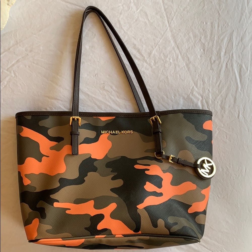 MICHAEL KORS UNIQUE CAMO BAG